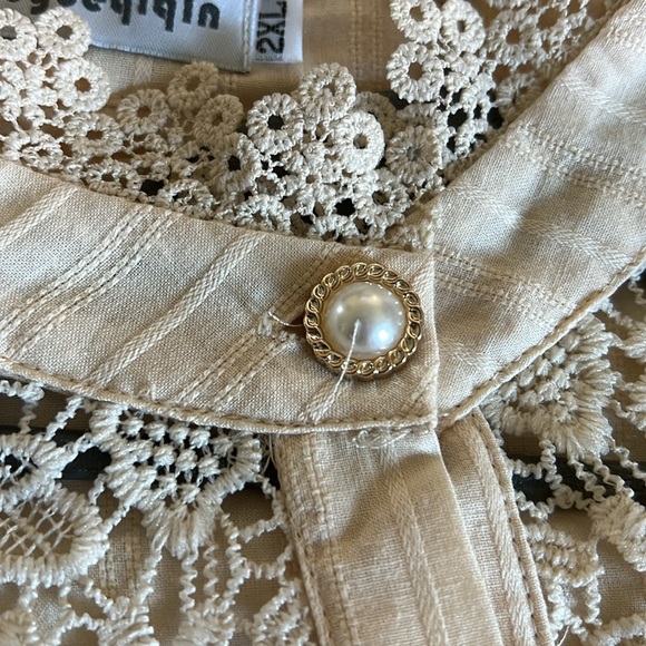 NWT Guyueqiqin  2XL cream, long sleeved lace blouse with pearl buttons - Picture 3 of 6